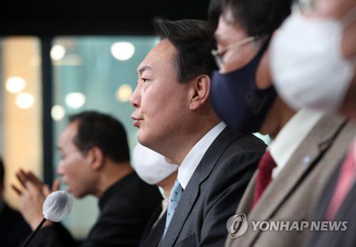 전기요금 공약 발표하는 윤석열 대통령 당선인사진은 윤석열 대통령 당선인이 후보 시절 '4월 전기요금 동결'공약을 발표하고 있는 모습. [국회사진기자단]