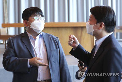 대화 나누는 안철수-방시혁(서울=연합뉴스) 한종찬 기자 = 안철수 인수위원장이 2일 서울 용산구 하이브 본사를 찾아 간담회를 마친 뒤 방시혁 하이브 의장과 대화를 나누고 있다. 2022.4.2 [공동취재] photo@yna.co.kr