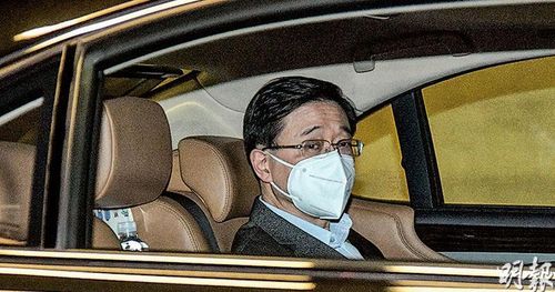 지난 5일 차를 타고 집을 나서는 존 리 홍콩 정무부총리의 모습. [홍콩 명보 캡처. 재판매 및 DB 금지]