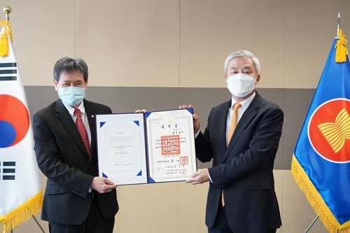 림 족 호이 아세안 사무총장(왼)과 권희석 주 아세안 한국대사[주 아세안 한국대표부, 재판매 및 DB금지]