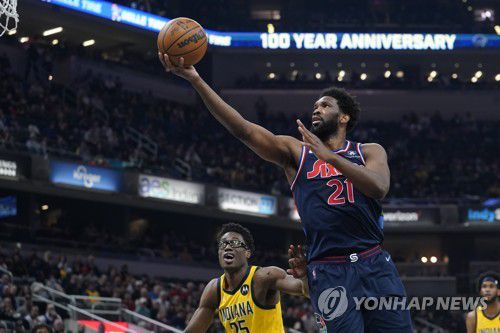 슛하는 필라델피아의 엠비드(오른쪽)[AP=연합뉴스]