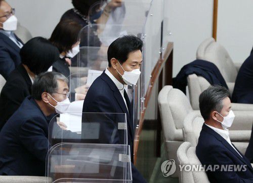 서울시의회 본회의 참석하는 오세훈 서울시장(서울=연합뉴스) 이재희 기자 = 오세훈 서울시장이 지난달 25일 오후 서울 중구 서울시의회에서 열린 제306회 임시회 제1차 본회의에 참석하고 있다. 2022.4.6 scape@yna.co.kr