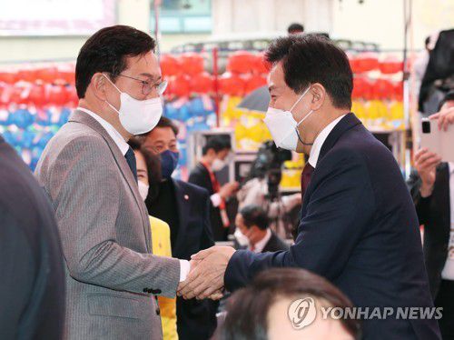 인사하는 오세훈 서울시장과 민주당 송영길 전 대표(서울=연합뉴스) 안정원  기자 = 오세훈 서울시장(오른쪽)과 더불어민주당 송영길 전 대표가  30일 서울 종로구 조계사에서 열린 대한불교조계종 제15대 종정 중봉 성파 대종사 추대법회에서 인사하고 있다. 2022.3.30 jeong@yna.co.kr