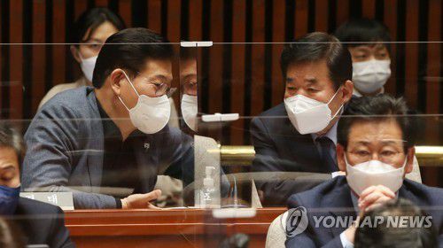 송영길-김진표 대화(서울=연합뉴스) 이정훈 기자 = 더불어민주당 송영길 전 대표(왼쪽)와 김진표 의원이 31일 오후 국회에서 열린 정책의원총회에서 대화하고 있다. 2022.3.31 [국회사진기자단] uwg806@yna.co.kr