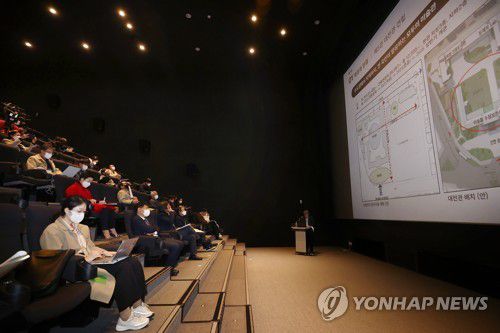 국립현대미술관, 새로운 3년 비전 발표(서울=연합뉴스) 진연수 기자 = 6일 오전 서울 종로구 국립현대미술관에서 열린 언론 공개회에서 윤범모 국립현대미술관장이 새로운 3년 비전 등을 발표하고 있다. 2022.4.6 jin90@yna.co.kr