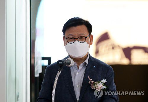 인사말하는 이원덕 우리은행장(포항=연합뉴스) 손대성 기자 = 6일 경북 포항시 남구 지곡동 포항공대(포스텍) 지곡회관에서 열린 e스포츠 콜로세움 준공식에서 이원덕 우리은행장이 인사말을 하고 있다.     e스포츠 콜로세움은 '리그 오브 레전드'나 '워크래프트' 등 다양한 e스포츠 경기를 관전하며 가볍게 식사할 수 있는 스포츠펍이다. 2022.4.6 sds123@yna.co.kr