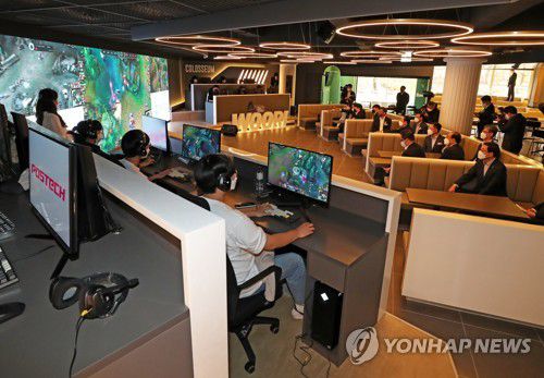 e스포츠 관람(포항=연합뉴스) 손대성 기자 = 6일 경북 포항시 남구 지곡동 포항공대(포스텍) 지곡회관에서 e스포츠 콜로세움 준공식을 마친 뒤 김무환 포항공대 총장과 이원덕 우리은행장 등이 학생들의 '리그 오브 레전드' 경기를 관람하고 있다.     e스포츠 콜로세움은 '리그 오브 레전드'나 '워크래프트' 등 다양한 e스포츠 경기를 관전하며 가볍게 식사할 수 있는 스포츠펍이다. 2022.4.6 sds123@yna.co.kr