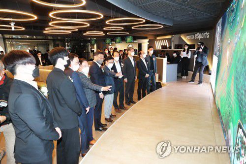 포항공대 e스포츠 콜로세움 내부(포항=연합뉴스) 손대성 기자 = 6일 경북 포항시 남구 지곡동 포항공대(포스텍) 지곡회관에서 열린 e스포츠 콜로세움 준공식에서 참석자들이 내부를 둘러보고 있다.     e스포츠 콜로세움은 '리그 오브 레전드'나 '워크래프트' 등 다양한 e스포츠 경기를 관전하며 가볍게 식사할 수 있는 스포츠펍이다. 2022.4.6 sds123@yna.co.kr