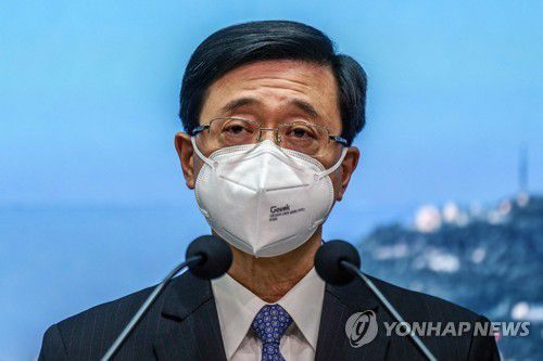 존 리 전 홍콩 정무부총리 (AFP=연합뉴스) 지난 6일 사임 기자회견을 하는 존 리 전 홍콩 정무부총리. 2022.4.8.