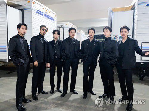 그래미 시상식 참석한 BTS(서울=연합뉴스) 그룹 방탄소년단(BTS)이 3일(현지시간) 미국 라스베이거스 MGM 그랜드 가든 아레나에서 열린 제64회 그래미 시상식에서 공연을 앞두고 기념 촬영을 하고 있다. 이날 네 번째 퍼포머로 나선 방탄소년단 멤버들은 첩보 요원을 연상케 하는 검은색 수트를 입고 단독 무대를 선보였다. 2022.4.4      [방탄소년단 공식 트위터 캡처. 재판매 및 DB 금지] photo@yna.co.kr