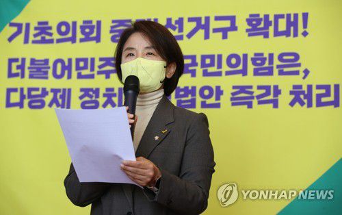 정의당 정개특위원장 이은주 의원 단식농성 돌입(서울=연합뉴스) 이정훈 기자 = 정의당 정치개혁특별위윈회 위원장인 이은주 의원이 8일 오전 국회 로텐더홀 앞에서 정치개혁 촉구 단식농성에 돌입하며 기자회견을 하고 있다. 2022.4.8 [국회사진기자단] uwg806@yna.co.kr