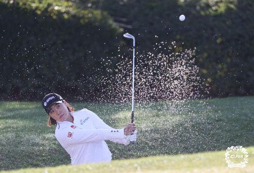 벙커샷 하는 김해림(서울=연합뉴스) 8일 제주 서귀포 롯데스카이힐제주CC에서 열린 2022 KLPGA 투어 개막전 '2022 롯데렌터카 여자오픈' 2라운드 10번 홀에서 김해림이 벙커샷하고 있다. 2022.4.8      [KLPGA 제공. 재판매 및 DB 금지] photo@yna.co.kr