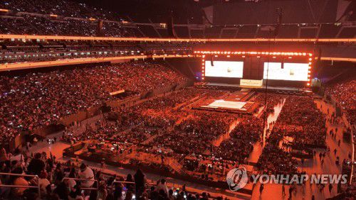 BTS 미국 라스베이거스 콘서트 현장(라스베이거스=연합뉴스) 8일(현지시간) 미국 라스베이거스 얼리전트 스타디움에서 방탄소년단 콘서트가 열리고 있다. 방탄소년단은 이달 8∼9일, 15∼16일 총 네 번의 콘서트를 개최한다. 2022.4.9 [독자 제공. 재판매 및 DB금지] photo@yna.co.kr