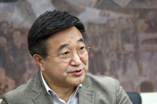 연합뉴스와 인터뷰하는 민주당 윤호중 비상대책위원장    (서울=연합뉴스) 하사헌 기자 = 더불어민주당 윤호중 비상대책위원장이 서울 여의도 국회에서 연합뉴스와 인터뷰하고 있다. 2022.4.11     toadboy@yna.co.kr (끝)