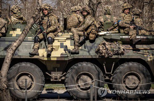 돈바스에 배치되는 우크라이나 병력[AFP 연합뉴스 자료사진. DB 및 재판매 금지]