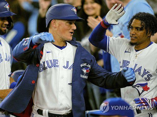 1회 석 점 홈런 치고 동료의 환영 받는 채프먼 [USA 투데이/로이터=연합뉴스]