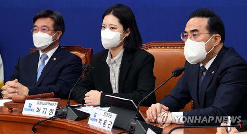 발언하는 민주당 박홍근 원내대표(서울=연합뉴스) 이정훈 기자 = 더불어민주당 박홍근 원내대표가 11일 오전 국회에서 열린 비상대책위원회의에서 발언하고 있다. 왼쪽부터 윤호중ㆍ박지현 공동비대위원장, 박 원내대표. 2022.4.11 [국회사진기자단] uwg806@yna.co.kr