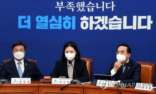 발언하는 민주당 박지현 공동비대위원장(서울=연합뉴스) 이정훈 기자 = 더불어민주당 박지현 공동비대위원장이 11일 오전 국회에서 열린 비상대책위원회의에서 발언하고 있다. 왼쪽부터 윤호중ㆍ박지현 공동비대위원장, 박홍근 원내대표. 2022.4.11 [국회사진기자단] uwg806@yna.co.kr