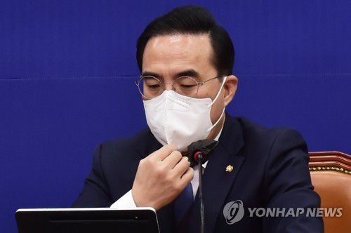 비상대책위원회의 참석한 박홍근(서울=연합뉴스) 이정훈 기자 = 더불어민주당 박홍근 원내대표가 11일 오전 국회에서 열린 비상대책위원회의에서 마스크를 고쳐쓰고 있다. 2022.4.11 [국회사진기자단] uwg806@yna.co.kr