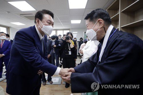 파평윤씨 종친회장과 인사하는 윤석열 대통령 당선인(안동=연합뉴스) 윤석열 대통령 당선인이 11일 오후 경상북도 안동시 경북유교문화회관을 방문,  파평윤씨 종친회 윤시오 회장과 인사하고 있다. 2022.4.11 [인수위사진기자단] jeong@yna.co.kr