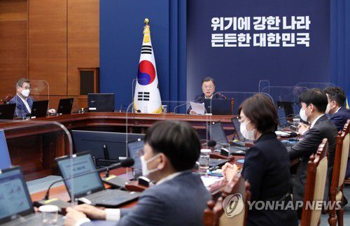 수보회의 주재하는 문재인 대통령(서울=연합뉴스) 서명곤 기자 = 문재인 대통령이 11일 오후 청와대 여민관에서 수석·보좌관회의를 주재하고 있다.  2022.4.11 seephoto@yna.co.kr