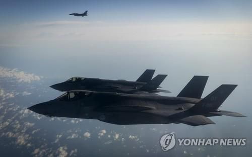 에이브러햄링컨호의 함재기 F-35C 비행 모습[EPA=연합뉴스 자료사진]