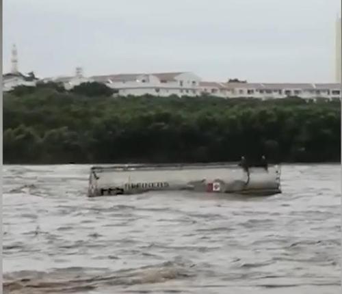 홍수로 유조차로 보이는 트럭이 떠내려가는 장면[뉴스24 동영상 캡처. 재판매 및 DB 금지]