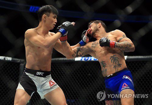 2022 UFC 명예의 전당에 오른 6년 전 최두호-스완슨전[AFP=연합뉴스]