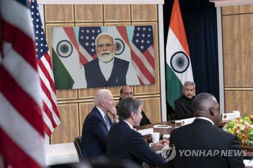 인도 총리와 화상 정상회담 하는 바이든(워싱턴 EPA=연합뉴스) 조 바이든 미국 대통령이 지난 11일(현지시간) 백악관에서 나렌드라 모디 인도 총리와 화상 정상회담을 하고 있다. 백악관 회의 자리에는 미국의 토니 블링컨 국무장관, 로이드 오스틴 국방장관 외에 방미 중인 인도의 수브라마냠 자이샨카르 외교장관과 라즈나트 싱 국방장관이 배석했다. jsmoon@yna.co.kr