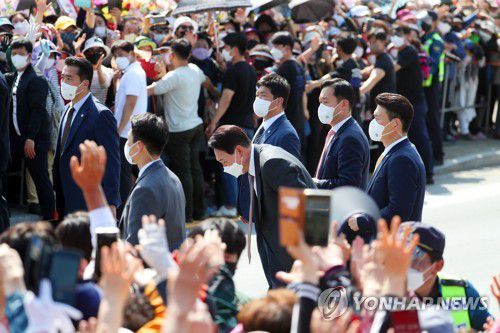 고개 숙여 인사하는 윤석열 당선인(대구=연합뉴스) 김현태 기자 = 윤석열 대통령 당선인이 12일 오후 대구 달성군 박근혜 전 대통령 사저를 방문 후 사저 인근을 찾은 시민들에게 고개 숙여 인사하고 있다. 2022.4.12 mtkht@yna.co.kr