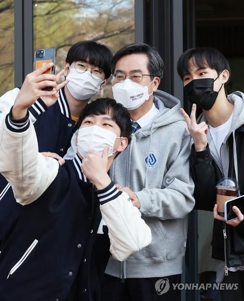 아주대 학생들과 사진 찍는 김동연[연합뉴스 자료사진]