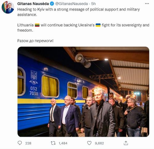 키이우행 기차에 오르는 기타나스 나우세다 리투아니아 대통령[기타나스 나우세다 리투아니아 대통령 트위터 캡처. 재판매 및 DB 금지]