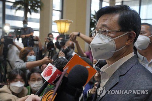 (AP=연합뉴스) 존 리 전 홍콩 정무부총리가 지난 8일 취재진의 질의에 답하는 모습. 2022.4.13.