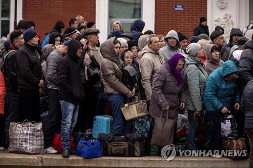 피란열차 기다리는 우크라 돈바스 주민들(크라마토르스크 AFP=연합뉴스) 4월 5일(현지시간) 우크라이나 동부 돈바스(도네츠크·루한스크) 지역 크라마토르스크 중앙역 플랫폼에서 주민들이 짐가방을 든 채 피란 열차를 기다리고 있다. 이곳 주민들은 러시아가 돈바스 지역을 완전히 장악하기 위해 병력 재배치에 들어가자 서둘러 피란길에 오르고 있다. 2022.4.13 leekm@yna.co.kr