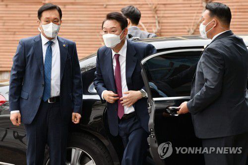 차에서 내리는 윤석열 당선인(서울=연합뉴스) 윤석열 대통령 당선인이 13일 오전 서울 종로구 통의동 대통령직인수위원회 집무실로 출근하고 있다. 2022.4.13 [인수위사진기자단] photo@yna.co.kr