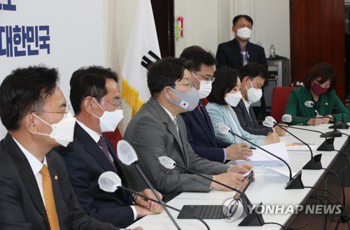 검수완박 관련 발언하는 권성동 원내대표(서울=연합뉴스) 백승렬 기자 = 국민의힘 권성동 원내대표가 13일 오후 서울 여의도 국회에서 열린 더불어민주당의 '검수완박'(검찰 수사권 완전 박탈) 관련 긴급기자간담회에서 발언하고 있다. 2022.4.13 [국회사진기자단] srbaek@yna.co.kr