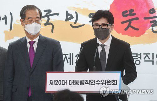 답변하는 한동훈 법무부 장관 후보자(서울=연합뉴스)  한동훈 법무부 장관 후보자가 13일 서울 종로구 통의동 제20대 대통령직인수위원회 브리핑룸에서 열린  2차 내각 발표에서 취재진의 질문에 답하고 있다. 2022.4.13 [인수위사진기자단] jeong@yna.co.kr