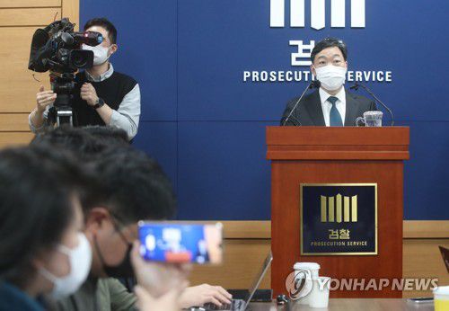 취재진 앞에 선 김오수 검찰총장(서울=연합뉴스) 류영석 기자 = 김오수 검찰총장이 13일 오후 서울 서초구 대검찰청에서 검찰 수사권 완전 박탈 법안과 관련한 기자회견을 하고 있다. 2022.4.13 [공동취재] ondol@yna.co.kr