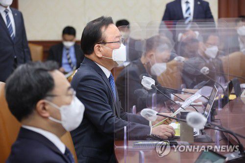 김부겸 총리, 국정현안점검조정회의 주재(서울=연합뉴스) 김승두 기자 = 김부겸 국무총리가 14일 정부서울청사에서 열린 국정현안점검조정회의를 주재하고 있다. 2022.4.14 kimsdoo@yna.co.kr