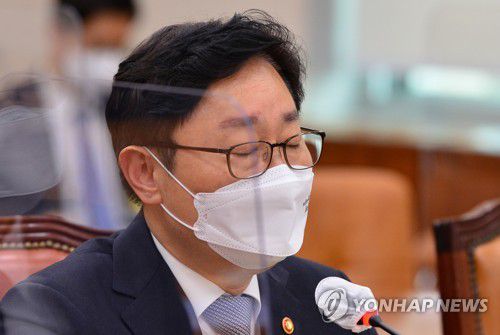 생각에 잠긴 박범계 법무부 장관(서울=연합뉴스) 하사헌 기자 = 박범계 법무부 장관이 14일 서울 여의도 국회에서 열린 법제사법위원회 전체회의에서 의원들의 질의에 답하며 잠시 생각에 잠겨 있다. 2022.4.14 [국회사진기자단] toadboy@yna.co.kr