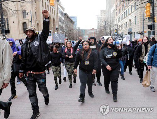 미국 미시건주에서 료야씨의 사망 사건에 대해 항의하는 시위대 모습. [로이터 연합뉴스. 재판매 및 DB 금지]