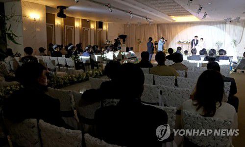 위드코로나 첫 주말, 예식장 풍경은(서울=연합뉴스) 정부가 오는 18일부터 다중이용시설 영업시간 제한과 사적 모임·행사·집회·종교시설 인원 제한 등 거리두기 지침을 전면 해제하기로 했다. 사진은 지난해 11월 7일 '위드 코로나' 첫 주말을 맞아 예식을 진행한 예식장 모습 [연합뉴스 자료사진]