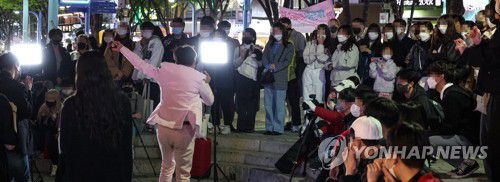 정부, 코로나19 사회적 거리두기 해제 방침 14일 밤 서울 마포구 홍대 젊음의 거리에서 열린 댄스 버스킹을 시민들이 지켜보고 있다. 이 버스킹 공연은 4월초 정부가 사회적 거리두기를 완화하면서 3년만에 시작된 공연이다. [연합뉴스 자료사진]