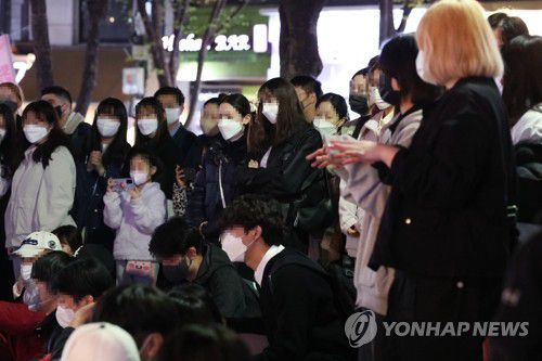 정부, 코로나19 사회적 거리두기 해제 방침 14일 밤 서울 마포구 홍대 젊음의 거리에서 열린 댄스 버스킹을 시민들이 지켜보고 있다. 이 버스킹 공연은 4월초 정부가 사회적 거리두기를 완화하면서 3년만에 시작된 공연이다. [연합뉴스 자료사진]