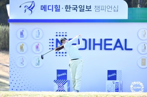 이다연, 티샷(서울=연합뉴스) 이다연이 15일 경기 여주 페럼CC에서 열린 한국여자프로골프(KLPGA) 투어 메디힐-한국일보 챔피언십 2라운드 10번 홀에서 티샷하고 있다. 2022.4.15      [KLPGA 제공. 재판매 및 DB 금지] photo@yna.co.kr