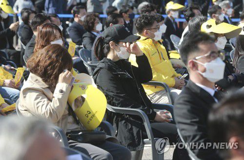 그치지 않는 눈물(안산=연합뉴스) 권준우 기자 = 16일 오후 경기 안산시 화랑유원지에서 열린 세월호 참사 희생자 8주기 기억식에서 유가족들이 눈물을 흘리고 있다. 2022.4.16 [공동취재] stop@yna.co.kr