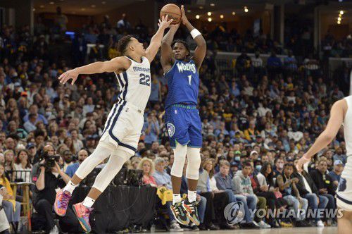 슛 던지는 미네소타의 에드워즈[AP=연합뉴스]