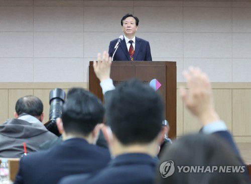 질문받는 정호영 보건복지부 장관 후보자(서울=연합뉴스) 안정원 기자 = 정호영 보건복지부 장관 후보자가 최근 제기된 자녀 관련 의혹 등을 설명하기 위해 17일 오후 서울 중구 국립중앙의료원 대강당에서 열린 기자회견에서 질문받고 있다.   2022.4.17 jeong@yna.co.kr