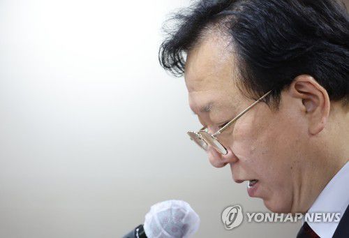 해명하는 정호영 보건복지부 장관 후보자(서울=연합뉴스) 안정원 기자 = 정호영 보건복지부 장관 후보자가 17일 오후 서울 중구 국립중앙의료원 대강당에서 최근 제기된 자녀 관련 의혹 등을 해명하고 있다. 2022.4.17 jeong@yna.co.kr