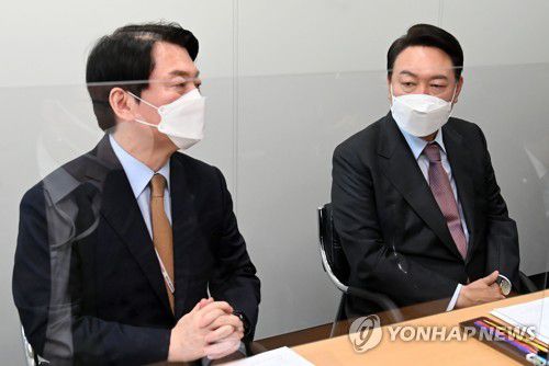 대화하는 윤석열 당선인과 안철수 위원장[인수위사진기자단]